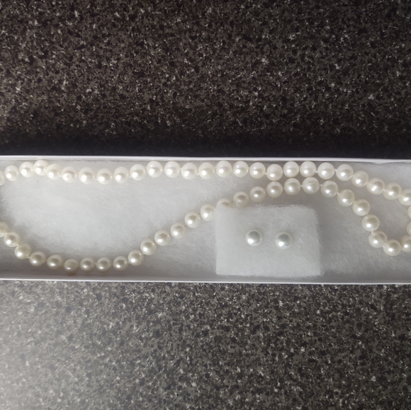 Beautiful pearl necklace/earring set - Picture 4 of 5
